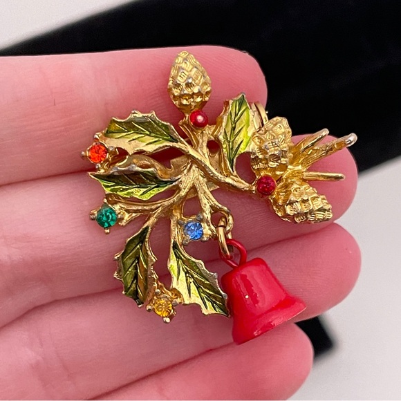 Vintage Christmas Winter Holiday Festive Gifting Jingle Bell Wreath Pin / Brooch - Picture 3 of 10